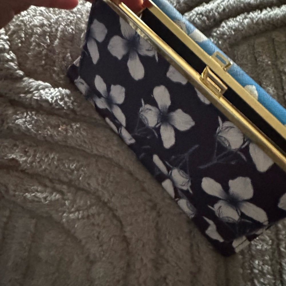 LIKE NEW BUXTON WALLET - Picture 7 of 8